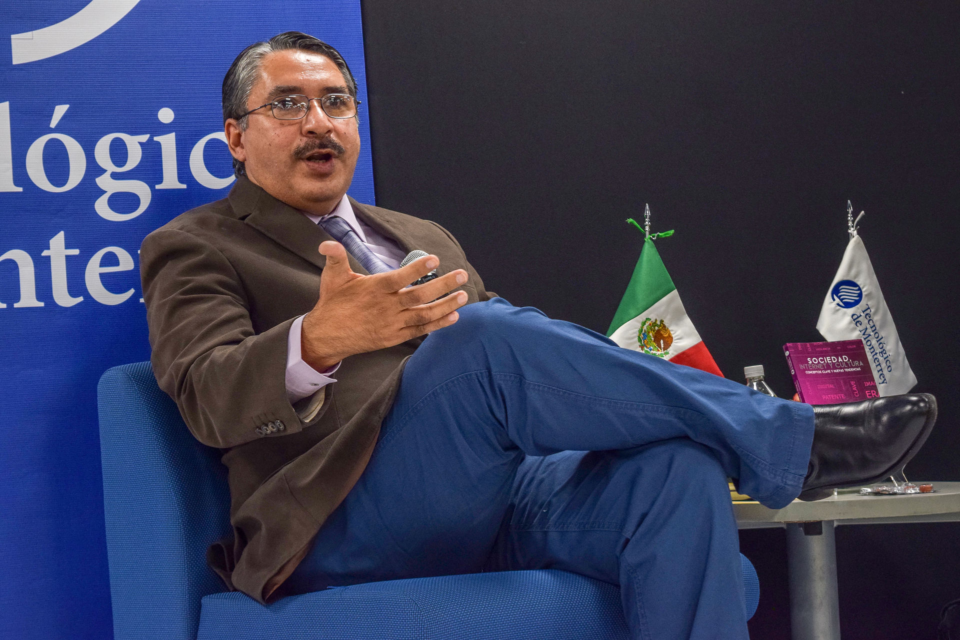 Licenciado Oscar Fidel González en la presentación del libro de Ana Meraz