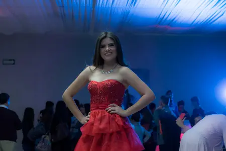 Alumnos de la PrepaTec en Veracruz organizaron el encuentro de moda denominado “FashionTec” a favor de la Fundación Roma, que apoya a personas invidentes del centro del estado de  Veracruz, a través de la cual se recaudaron poco más de 30 mil pesos. Movidos por el sentido humano y la responsabilidad social, alumnos de tercer semestre de la materia “Tutoreo y bienestar integral” de PrepaTec en Veracruz organizaron el encuentro de moda denominado “FashionTec” cuyo objetivo fue desarrollar competencias formativas en los alumnos tales como: Trabajo colaborativo, responsabilidad personal y social así como creatividad e innovación, además del desarrollo del valor sentido humano a través de la donación de fondos económicos para la fundación Roma.  El evento superó las expectativas que se tenían, así lo señaló Humberto Dorantes Groc, profesor tutor de la PrepaTec en Veracruz, en entrevista para CONECTA: “me siento muy satisfecho con  ver concluido este evento pues se superaron las expectativas, no solo en apoyo a la fundación, sino en talento, organización y crecimiento personal de los alumnos”. Por su parte, Magdalena González, directora de la fundación mencionó: “Estoy muy emocionada al ver que los chicos del Tec de Monterrey están viendo por las personas que más lo necesitan, ese aspecto humanitario del Tec siempre marca la diferencia dentro de la sociedad”. Cabe mencionar, que las y los modelos de este encuentro de moda son alumnos de la PrepaTec en Veracruz en su totalidad, mismos que sin duda mostraron compromiso y profesionalismo en todo momento. 