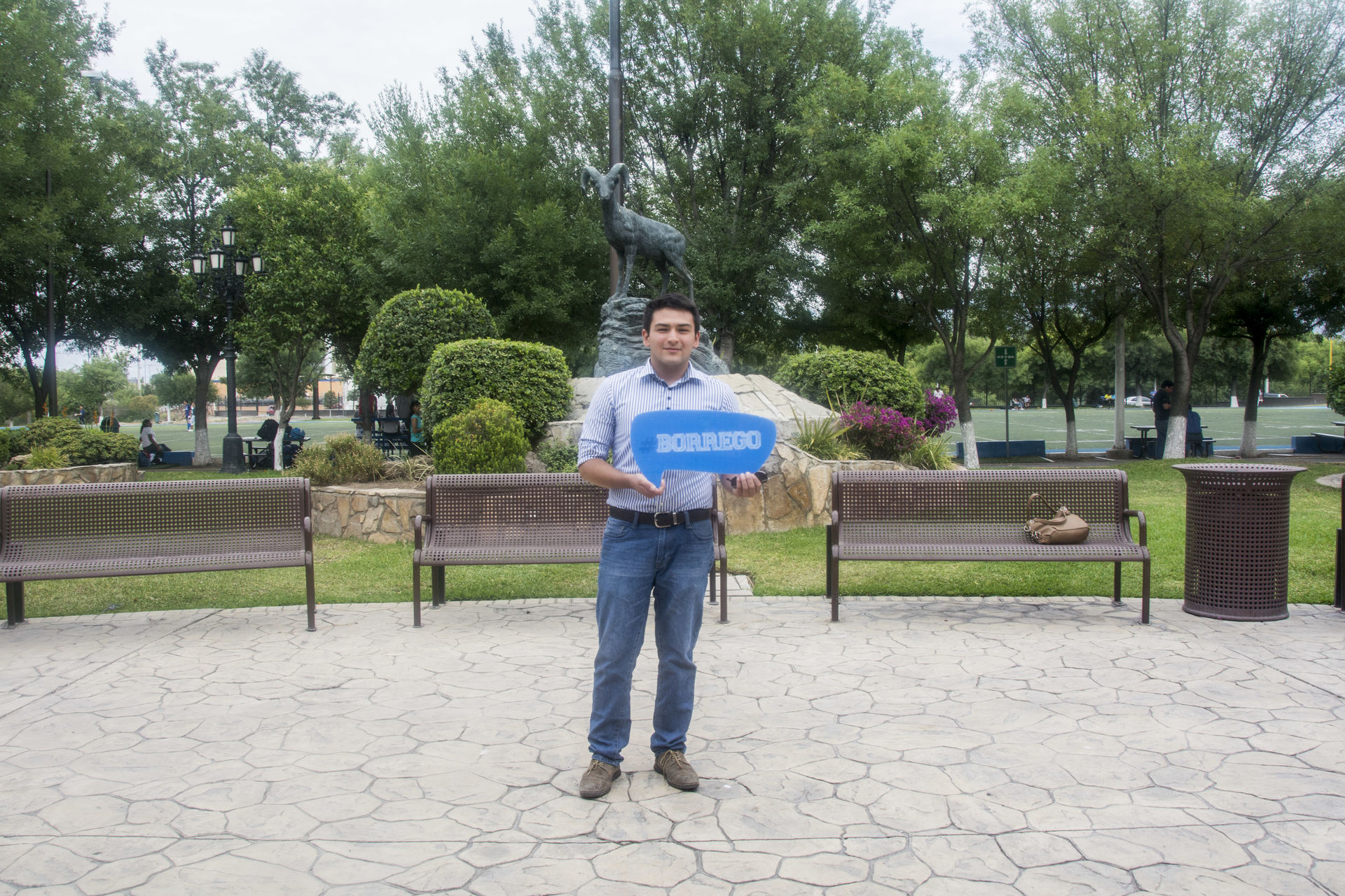 Joven sosteniendo letrero frente a la cámara