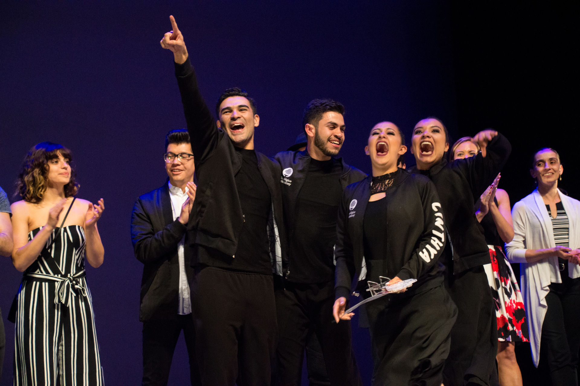 Jóvenes celebrando su victoria en el festival Tec Dance 2018