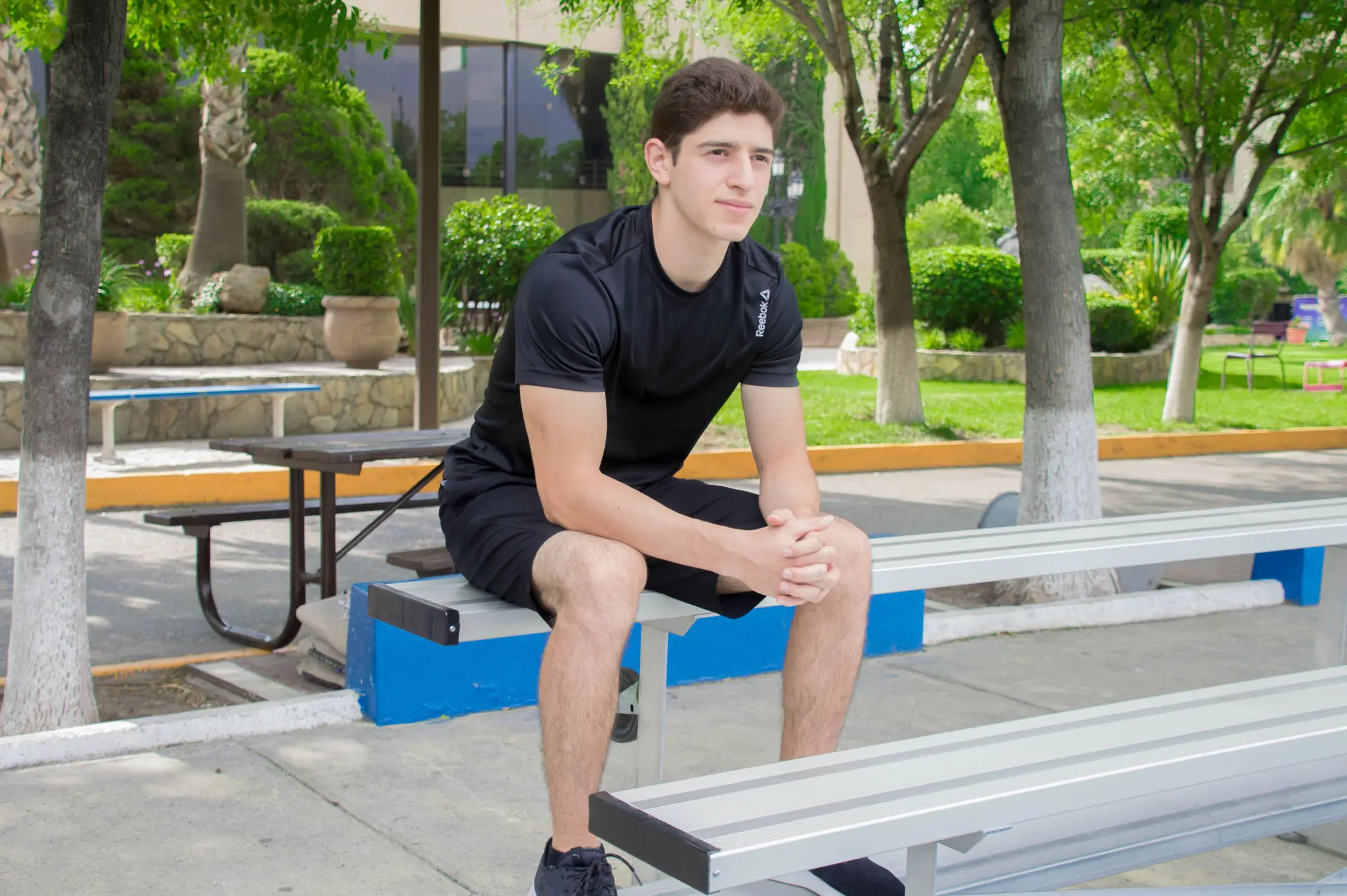 Joven en una banca mirando al horizonte
