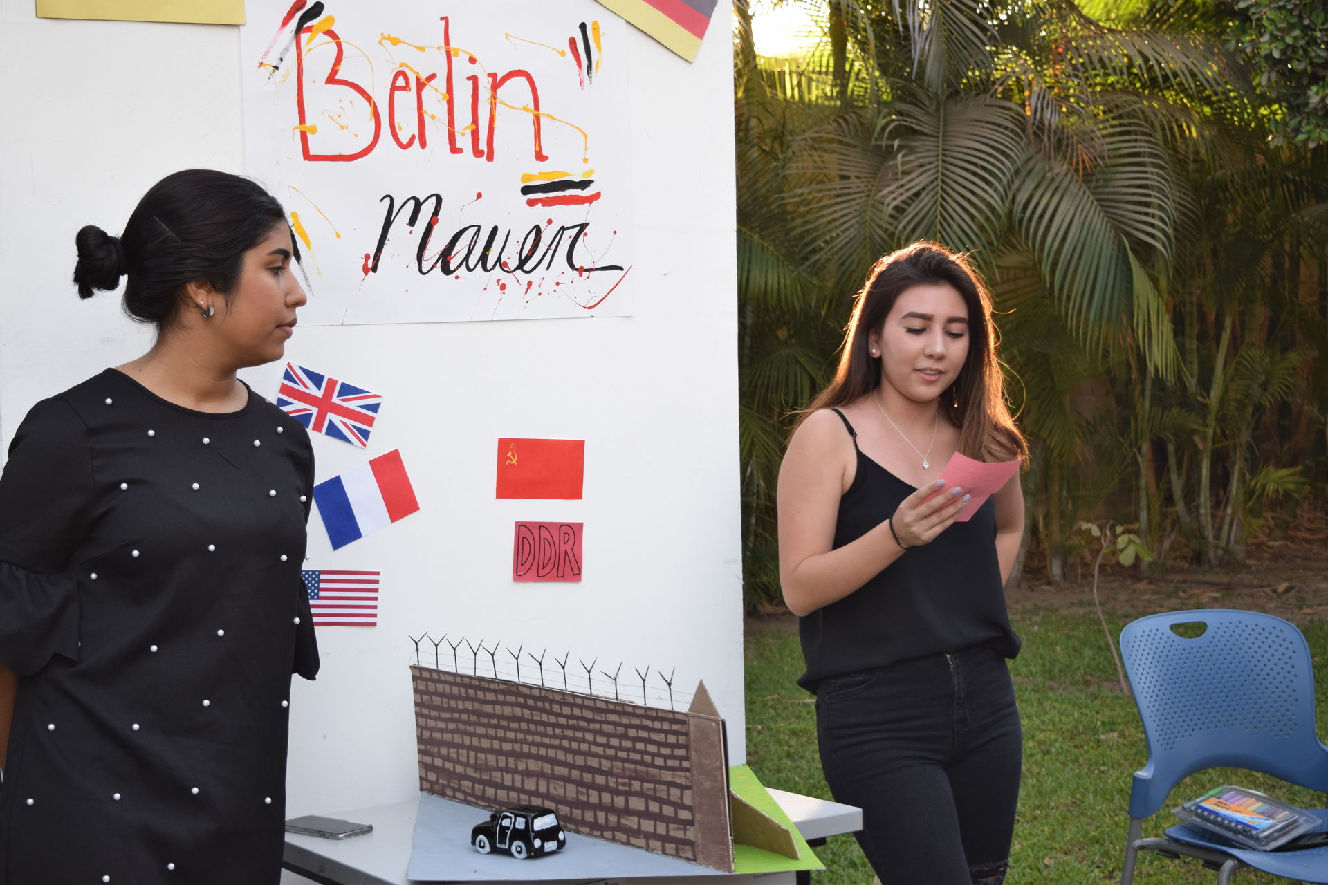 María José y Natalia exponiendo sobre Berlín Alemania