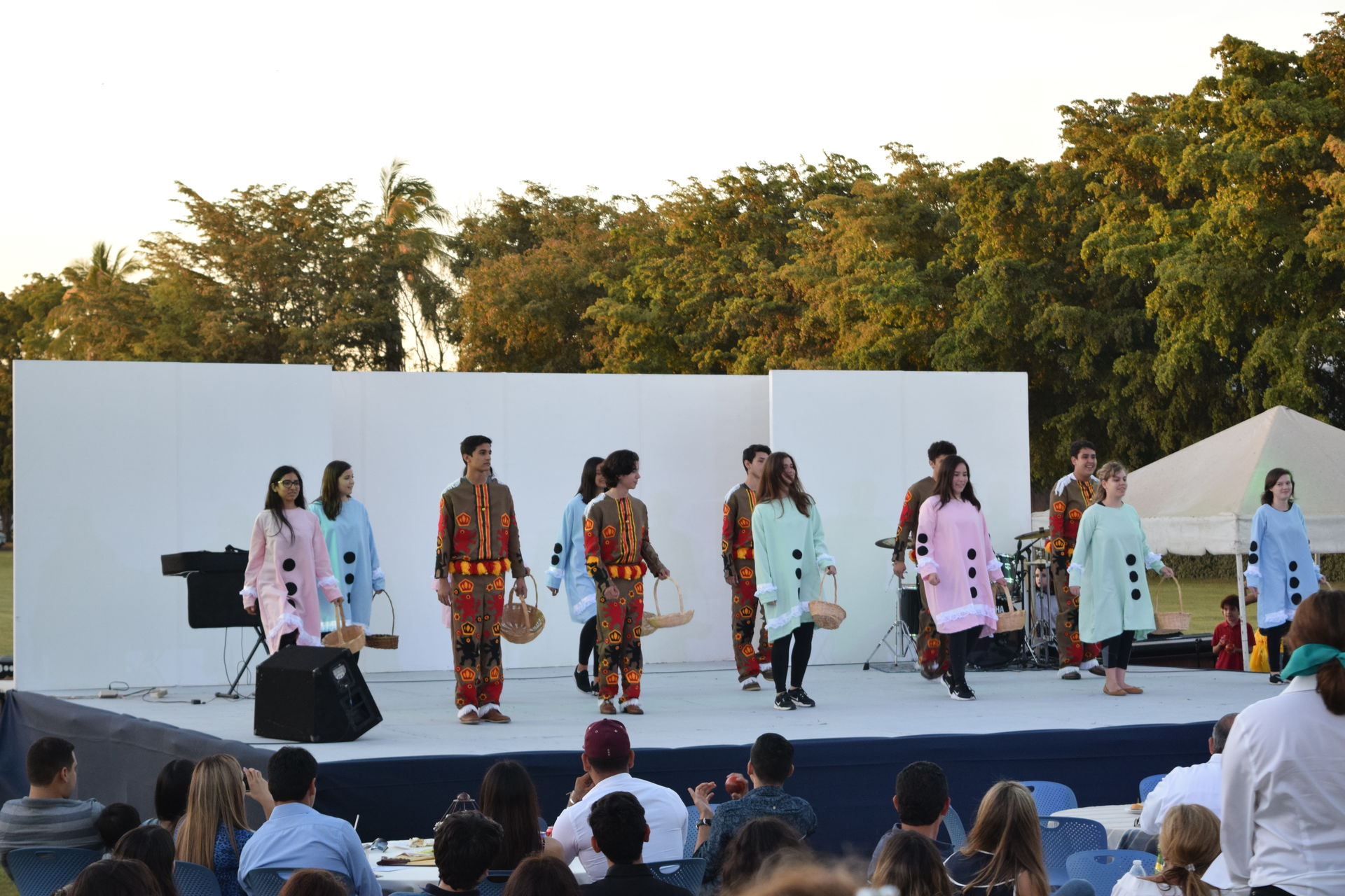 Alumnos bailando una coreografía