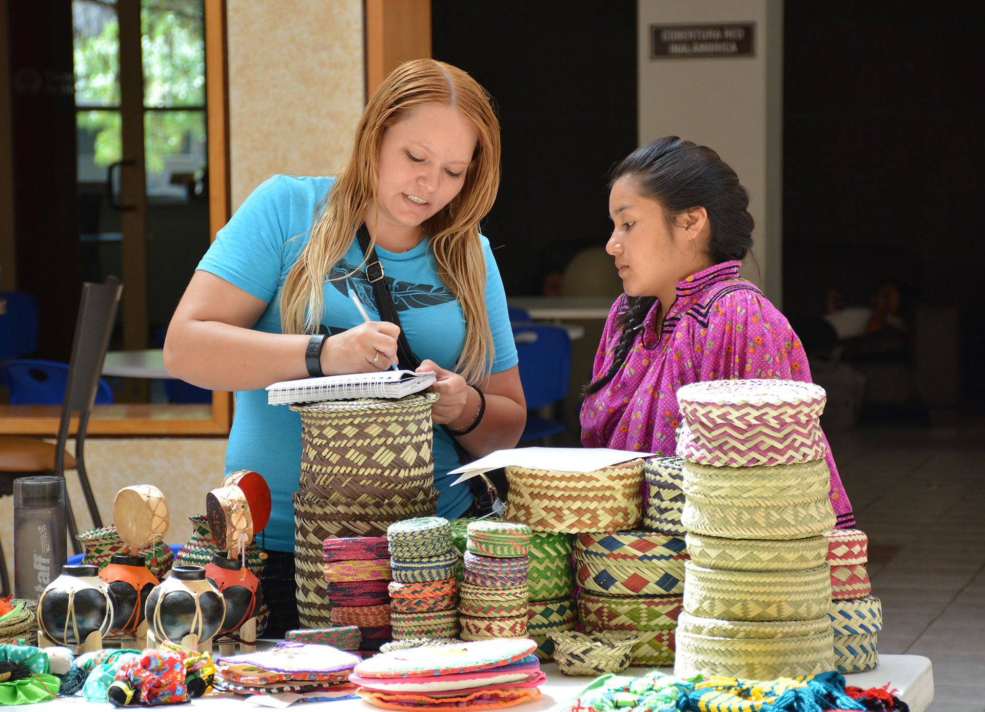 Astrid en la venta de productos en el campus para recabar fondos y seguir ayudando