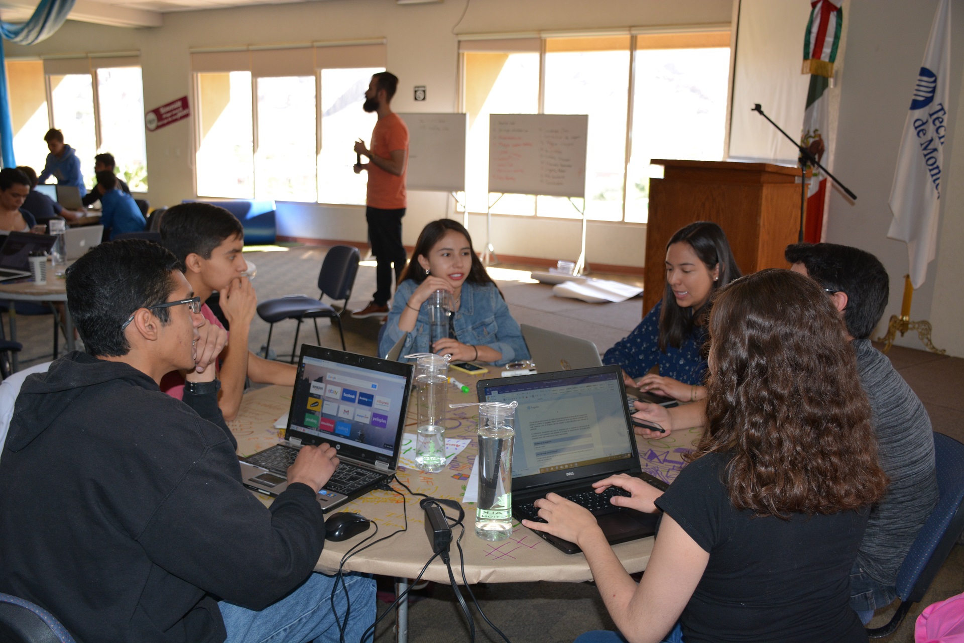 alumnos trabajando