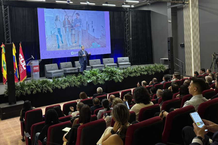David Garza ofreciendo una conferencia ante asistentes del THE Latin America Universities Summit 2026 en un auditorio en Colombia.