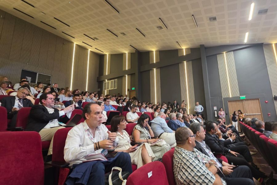 Asistentes dentro de un auditorio durante una conferencia del THE Latin America Universities Summit 2026 en Colombia.