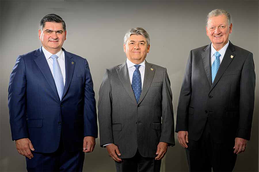 David Garza, rector y presidente del Tecnológico de Monterrey (izq.), junto los presidentes saliente y entrante del Consejo Directivo y Comité de Gobierno de la institución: José Antonio Fernández Carbajal (centro) y Ricardo Saldívar Escajadillo (derecha). 