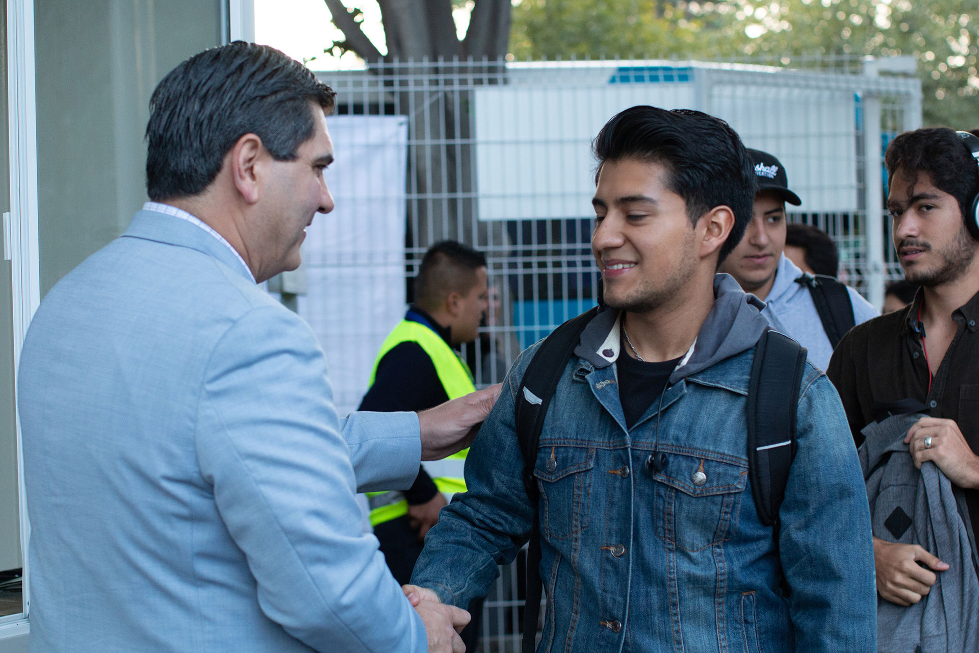 El rector estuvo recibiendo a los alumnos a su llegada