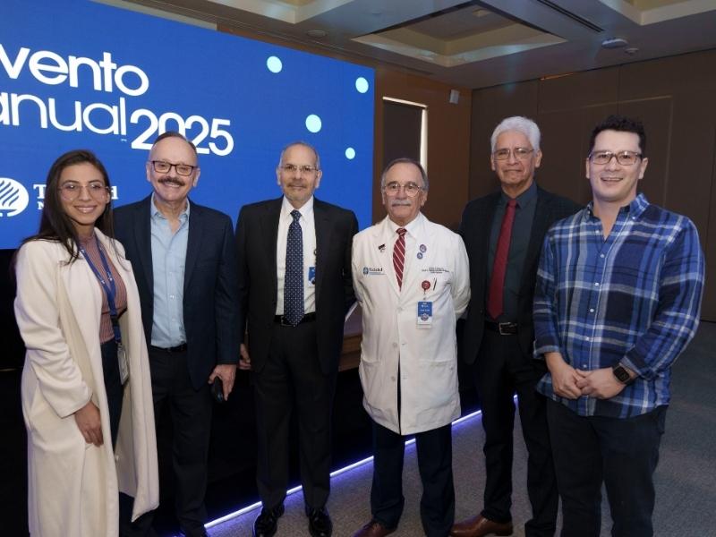 De izq. a der Dra. Frida Andrea Zaragoza, Dr. Jes&uacute;s Flores, Dr. Jorge Azpiri, Dr. Ren&eacute; G&oacute;mez, Dr. Eduardo Loya y Dr. Omar Alejandro Gait&aacute;n.