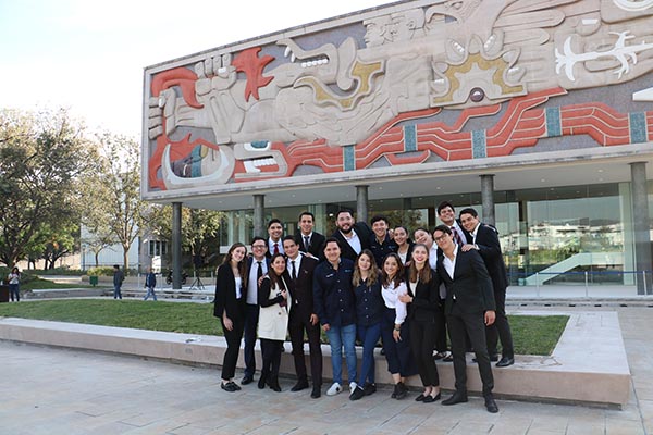 Alumnos de FETEC que participaron en la organización del Día de la Bandera. 