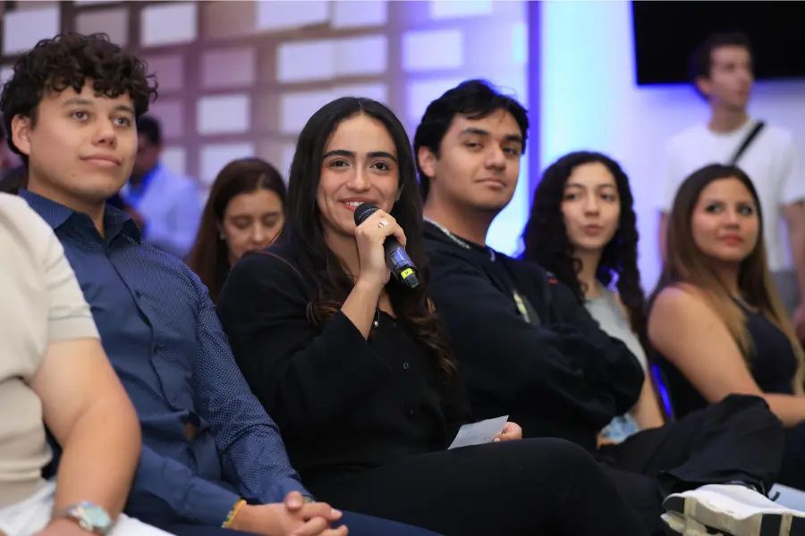 alumnos preguntan a oso trava