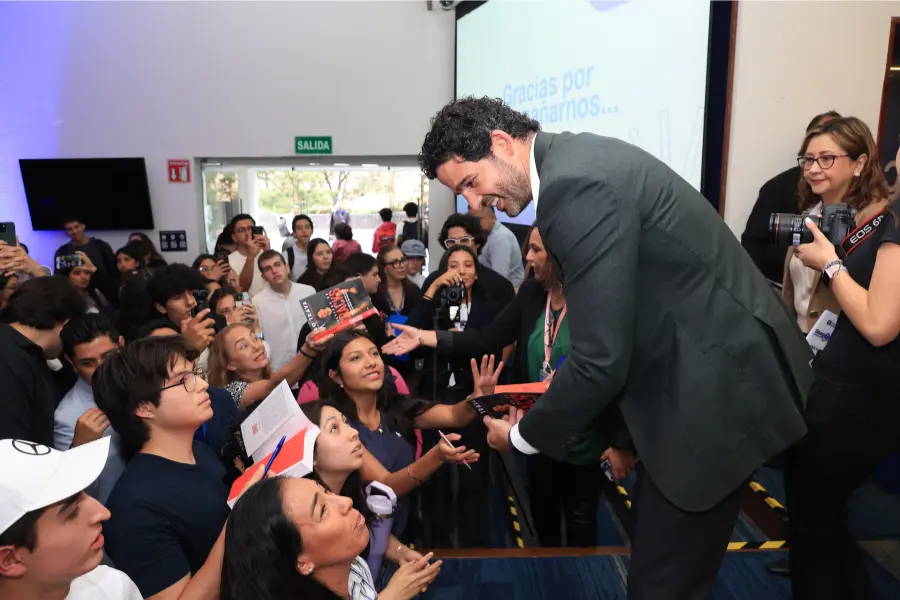 oso trava con estudiantes tec