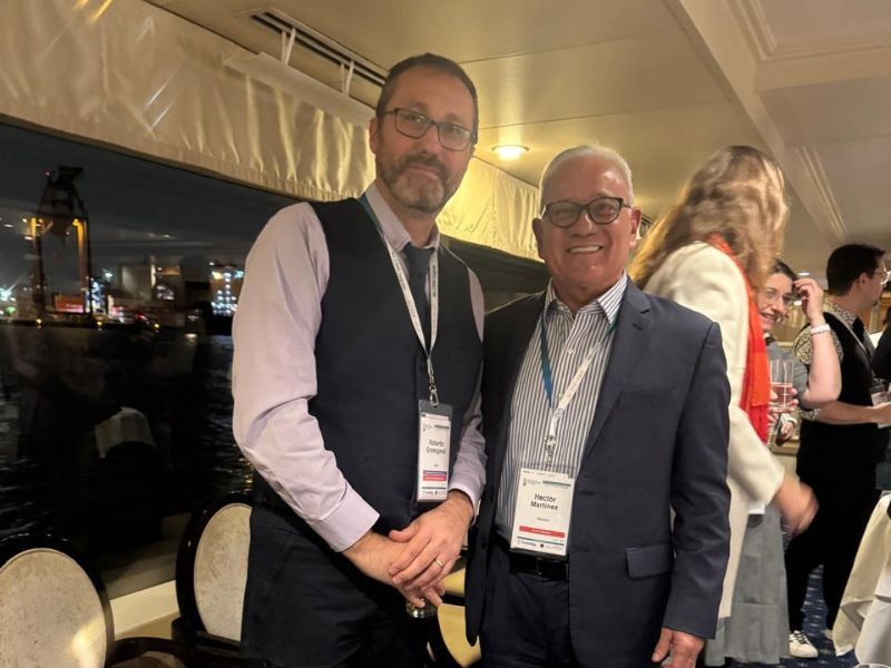 Dr. H&eacute;ctor Ram&oacute;n Mart&iacute;nez junto al Dr. Roberto Gramignoli del Karolinska Institutet de Suecia.