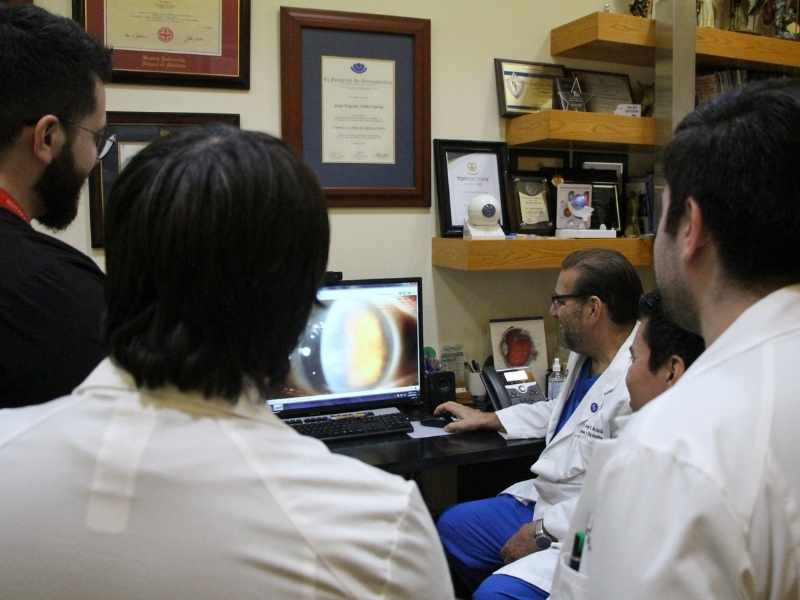 Dr. Jorge Eugenio Valdez, especialista en oftalmolog&iacute;a, con estudiantes de pregrado y posgrado.