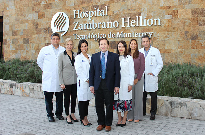 El Dr. Weitzel de City of Hope con el equipo médico del Centro de Cáncer de Mama.