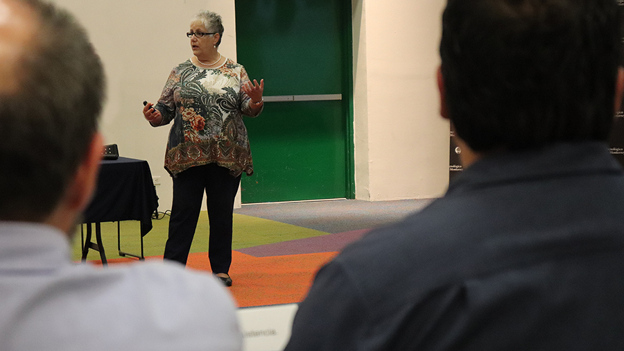 Dra. María Elena resolviendo dudas