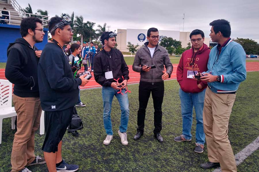 El equipo reunido mientras les dan indicaciones