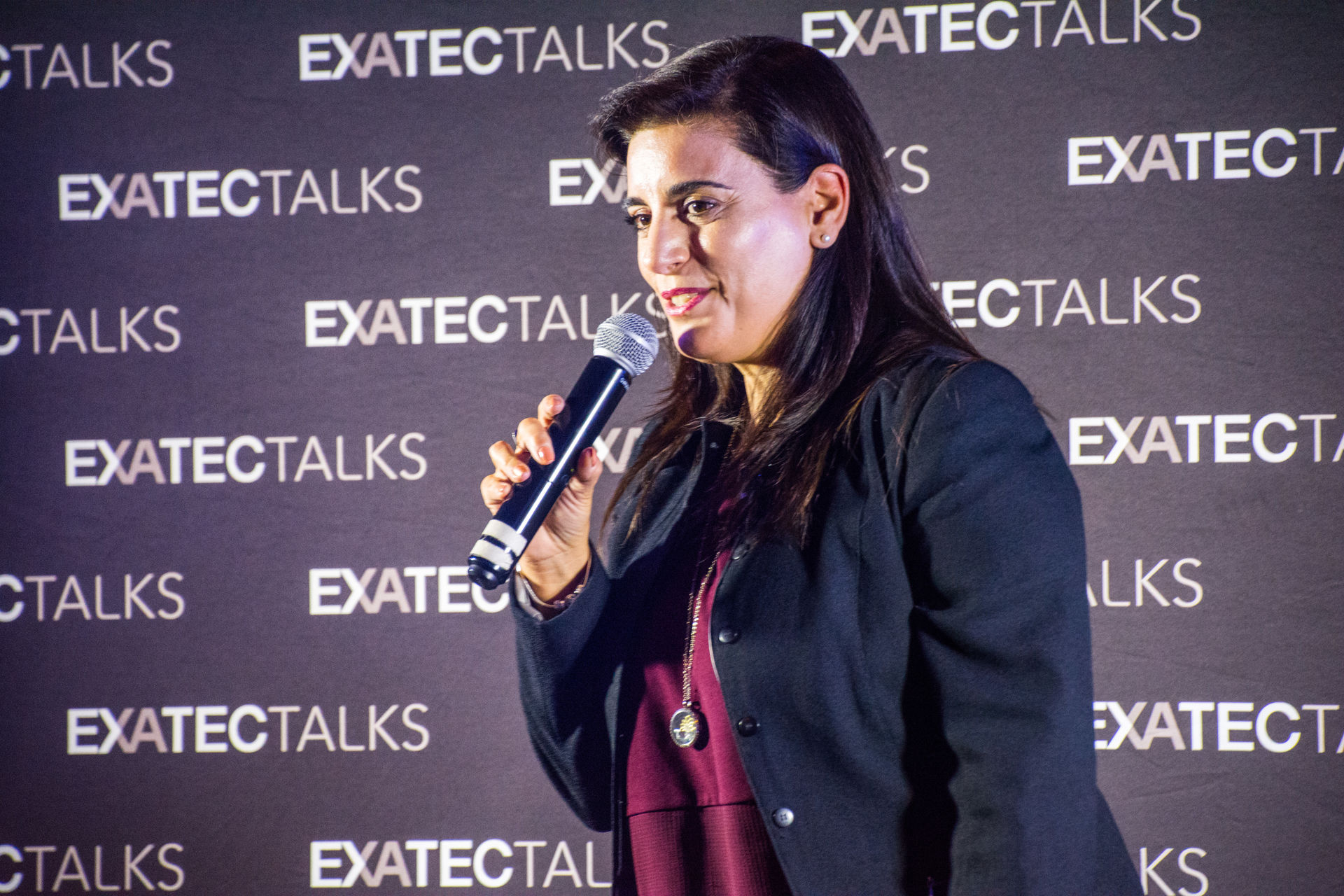 Mujer con micrófono en mano, hablando