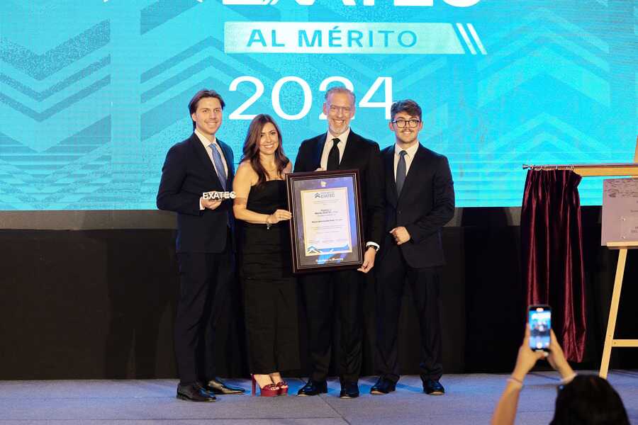 Marco Antonio del Prete junto a su familia recibiendo el premio