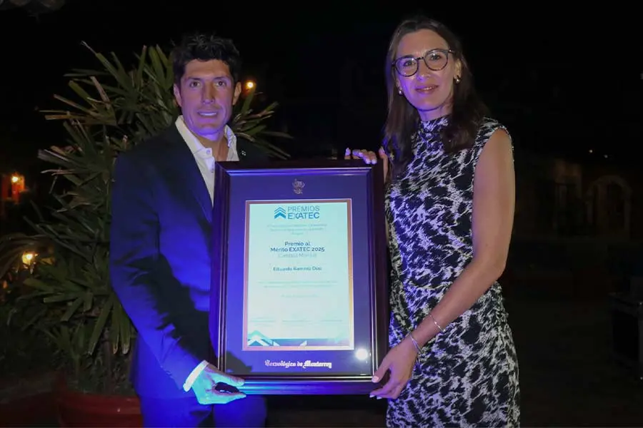 EXTAEC recibe placa conmemorativa con su nombre 