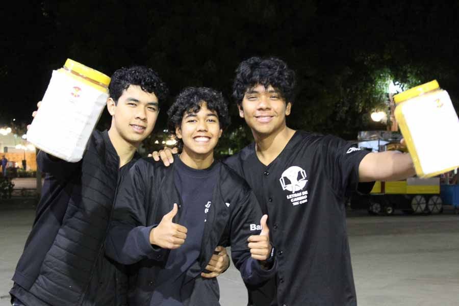 Estudiantes sonriendo ante la camara al reunir fondos