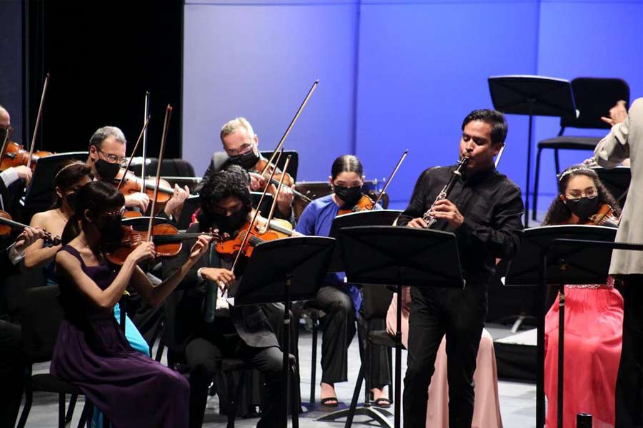 Emiliano tocando en la Sinfonietta