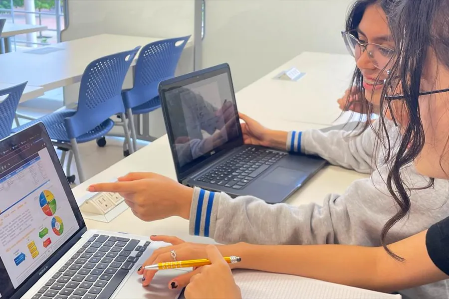 Estudiantes de ingenier&iacute;a de Campus Ciudad Obreg&oacute;n tomando la certificaci&oacute;n | Foto: Camila Leyva Flores
