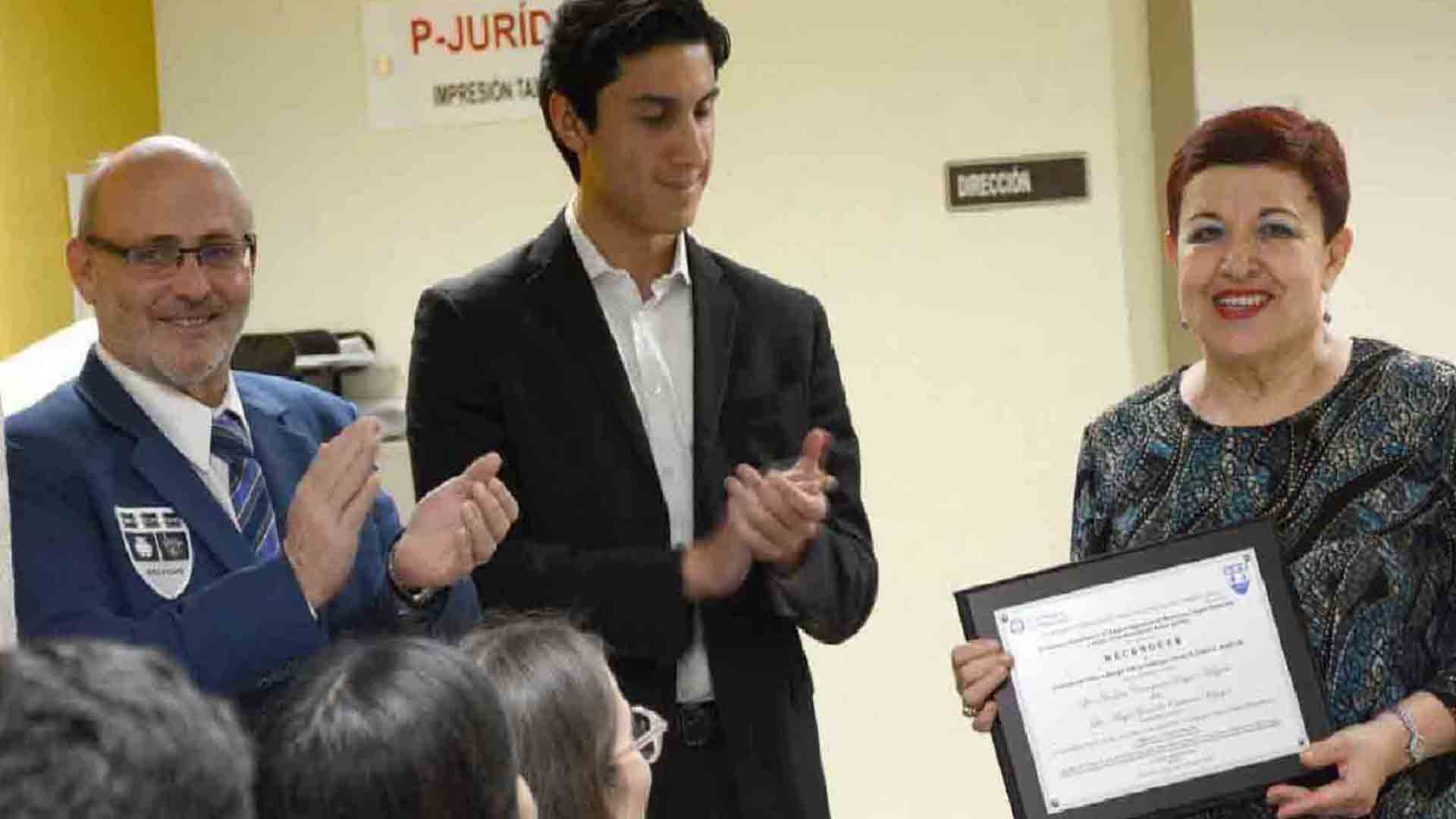 Entrega de reconocimiento a la juez Nicolasa Payan