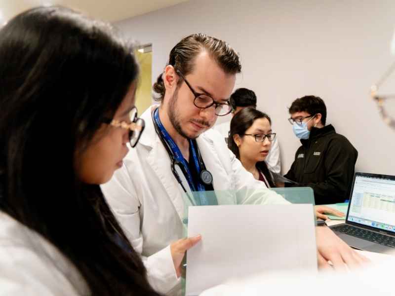 Equipo multidisciplinario trabajando en la Cl&iacute;nica ELA .