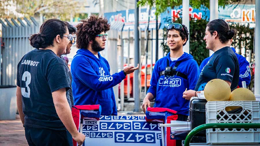 Equipo Lambot con su robot