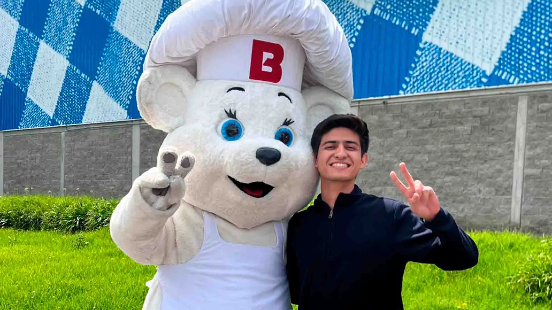 Erick Escamilla durante su visita a Grupo Bimbo en Colombia