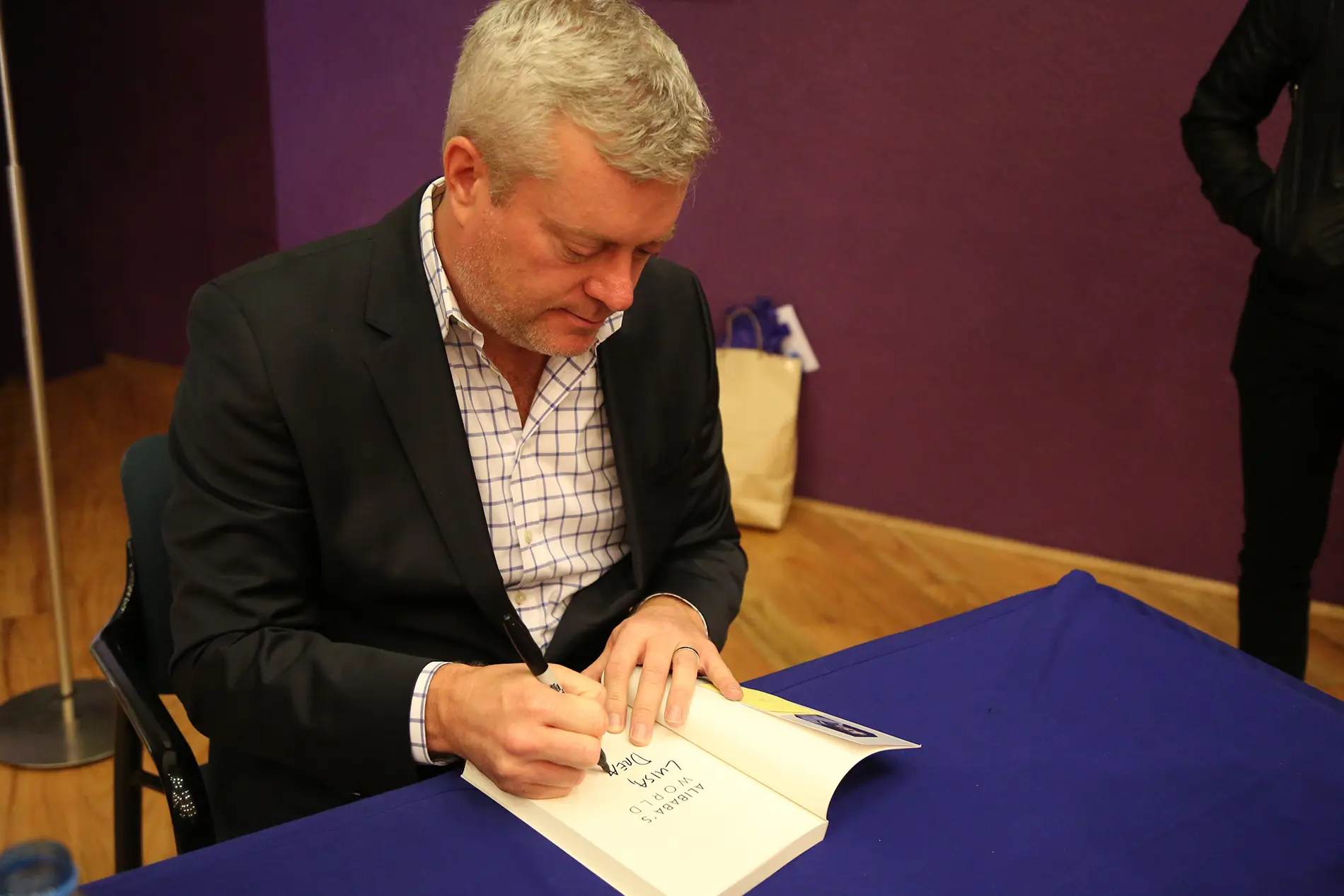 El ex vp de alibaba firmando libros