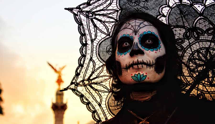 Escritores educadores de la sociedad día de muertos