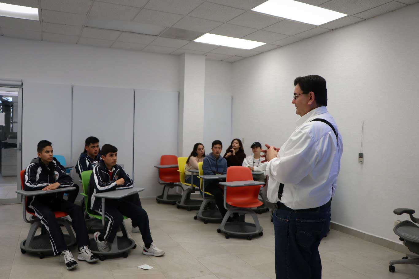 Guajardo dando clase para alumnos de diferentes escuelas del estado