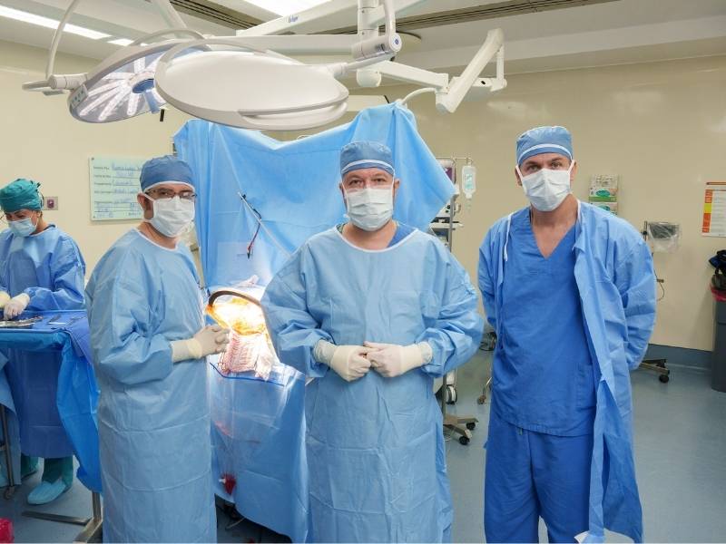 Equipo médico de TecSalud realiza un procedimiento de estimulación cerebral profunda con tecnología de precisión.