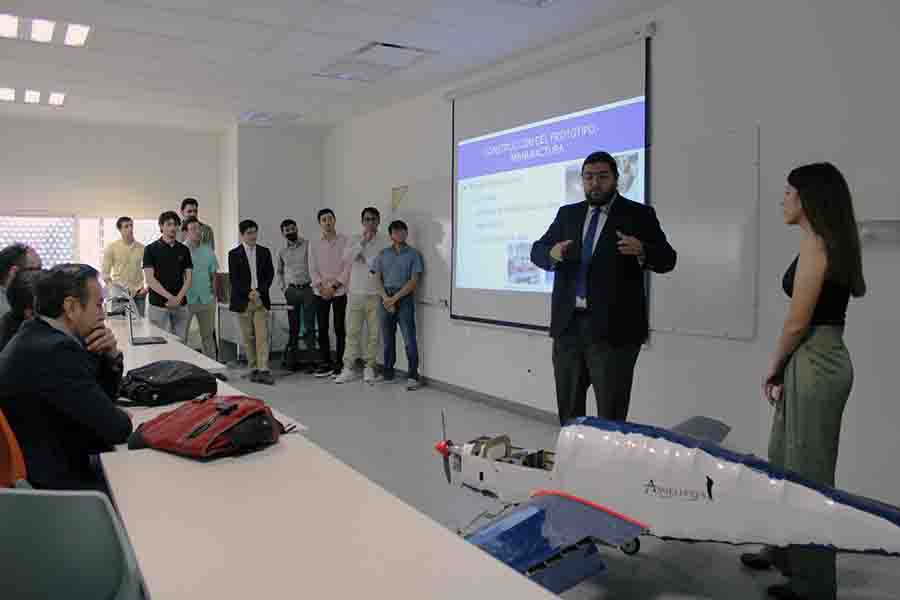 Jóvenes ingenieros del Tec Querétaro construyen avión a escala