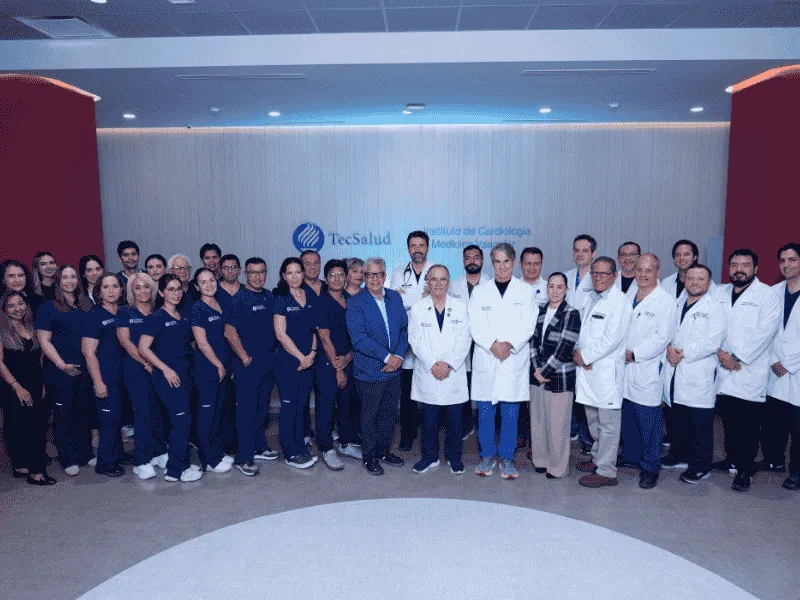 Equipo ECMO y directivos de TecSalud.