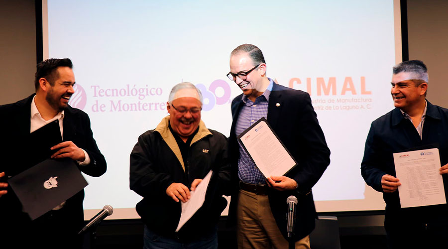 Momento exacto de la firma de convenio entre el Tec campus Laguna y el clúster