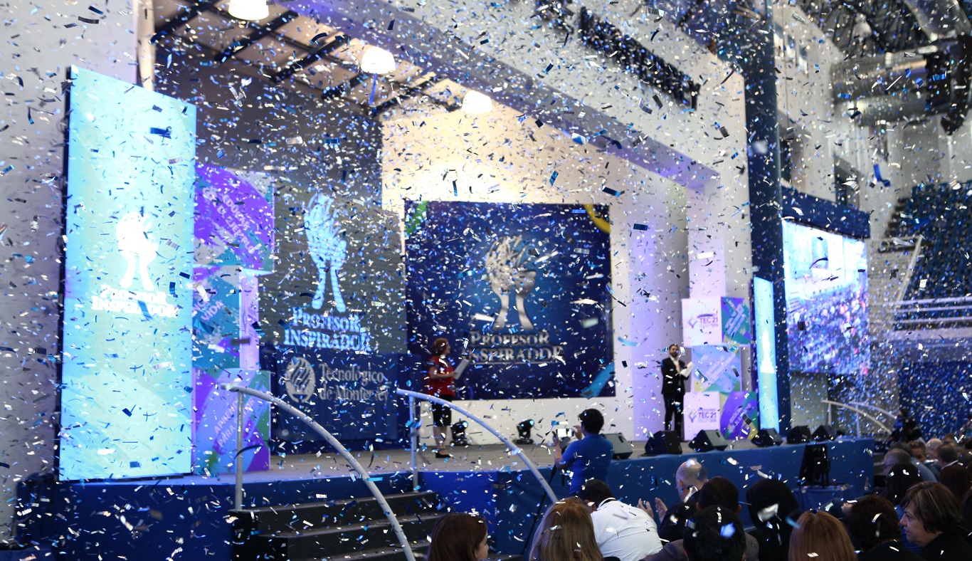 Serpentinas de colores azul y plata metálicos llenaron de color para despedir el evento.