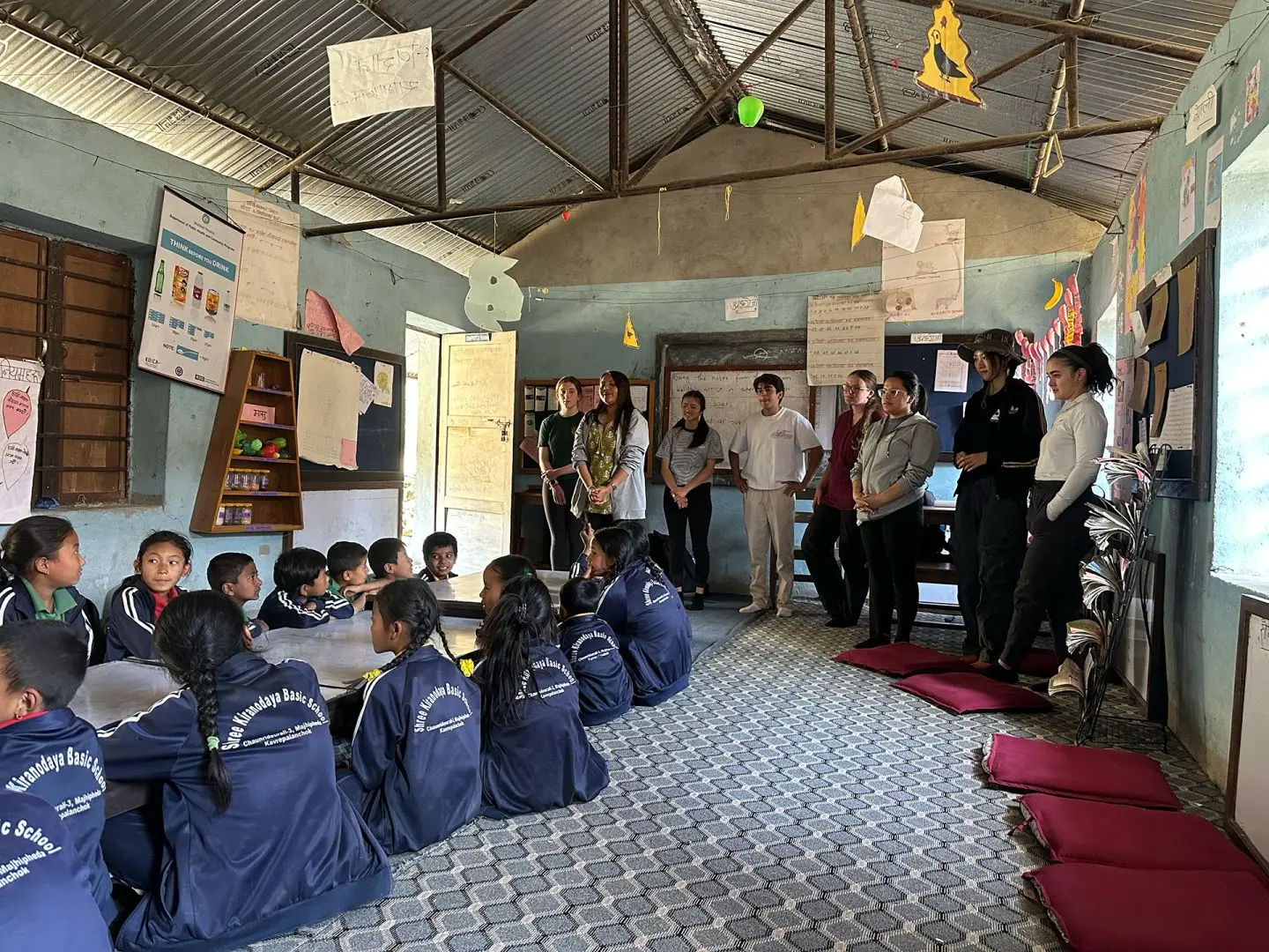 estudiantes sentados en el piso, maestros parados