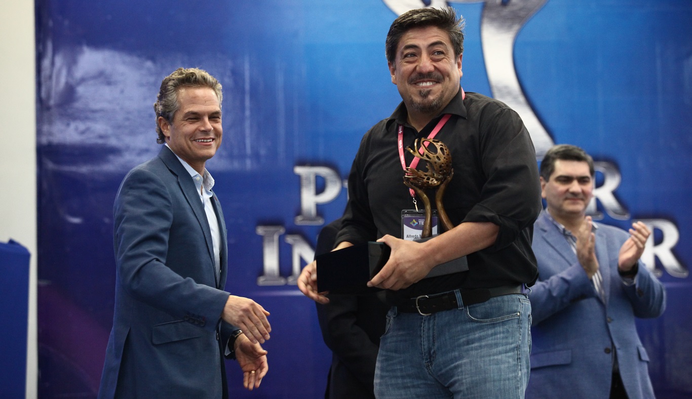 Alfredo Mauricio Flores Herrera (der.) fue reconocido como Profesor Inspirador 2018.