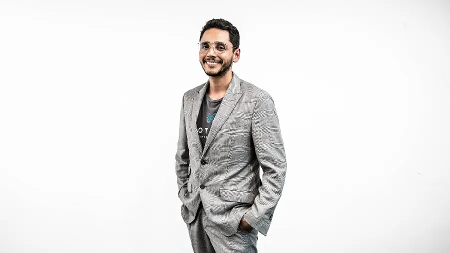 Francisco Valencia de Prothesia fue premiado por MIT Tech Review