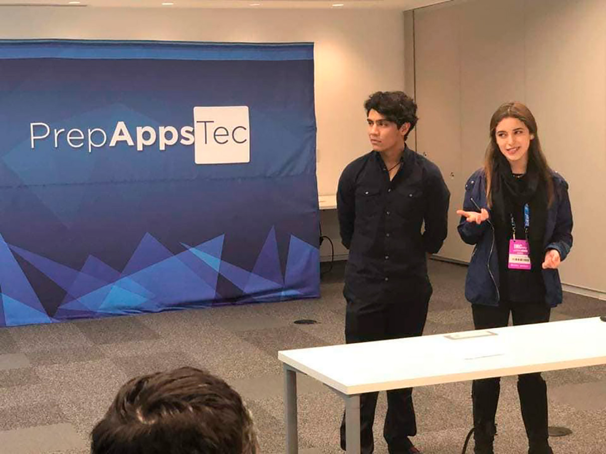 Alumnos presentando la aplicación