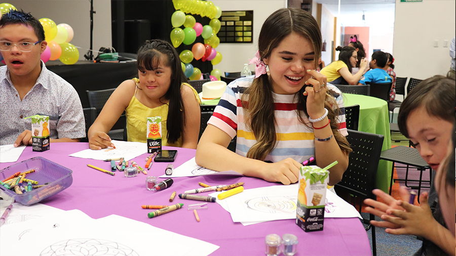 Niños coloreando con alumna