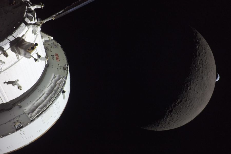 Vista del espacio con la Luna en primer plano y parte del M&oacute;dulo de Servicio Europeo de la nave Orion durante una misi&oacute;n del programa Artemis.