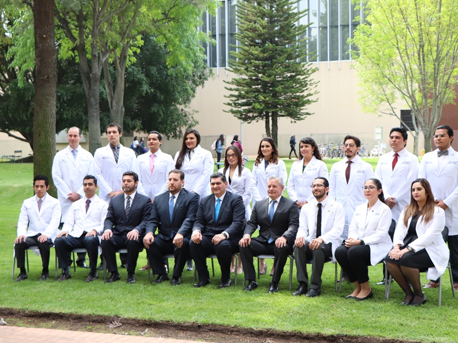 Los estudiantes de Médico Cirujano recibieron su carta de pasante durante la ceremonia de graduación.