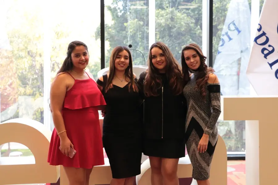 Directivos, profesores, padres de familia, familiares y amigos acompañaron a los graduandos durante su graduación.