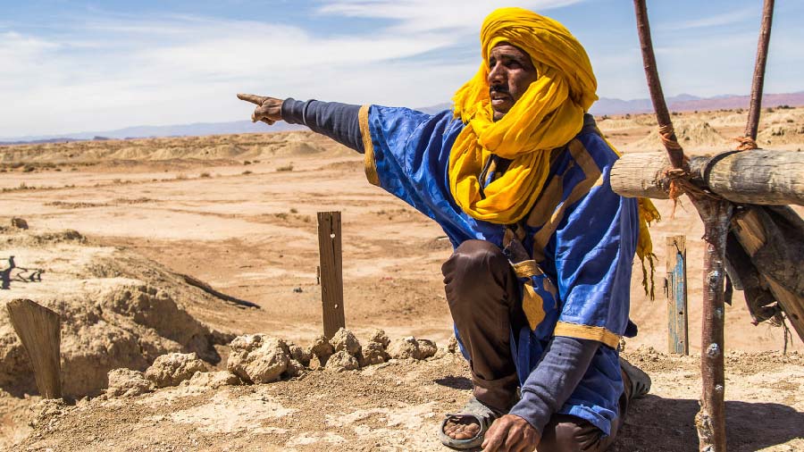 Hombre en Marruecos señalando a la izquierda