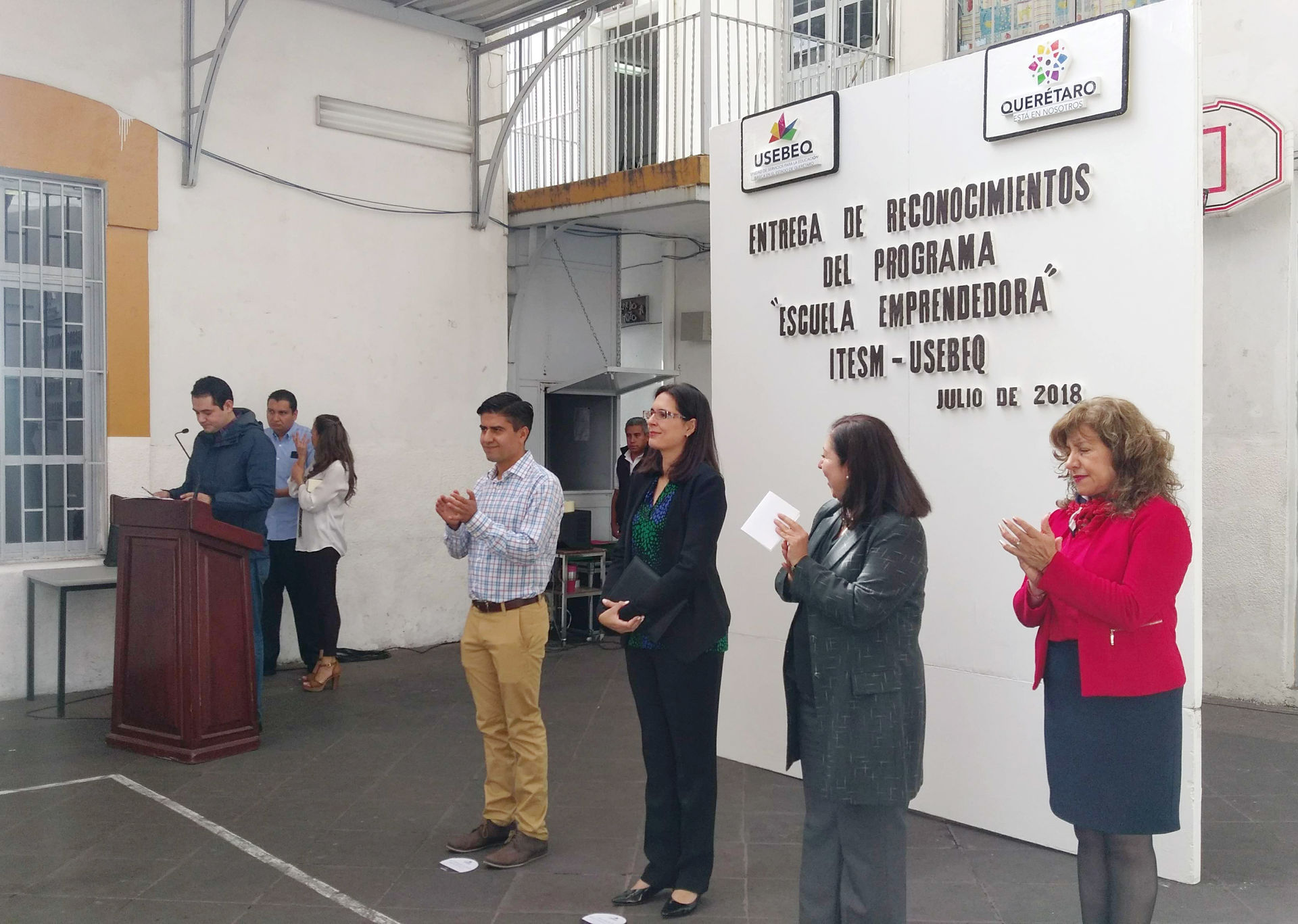 Entrega de reconocimiento a docentes